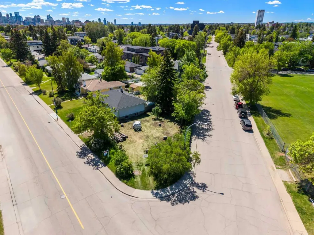 2747 Morley Trail NW Calgary AB T2M 4G7