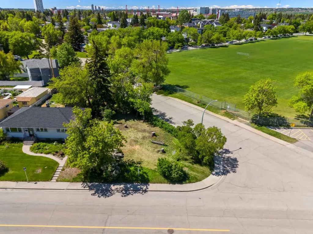 2747 Morley Trail NW Calgary AB T2M 4G7
