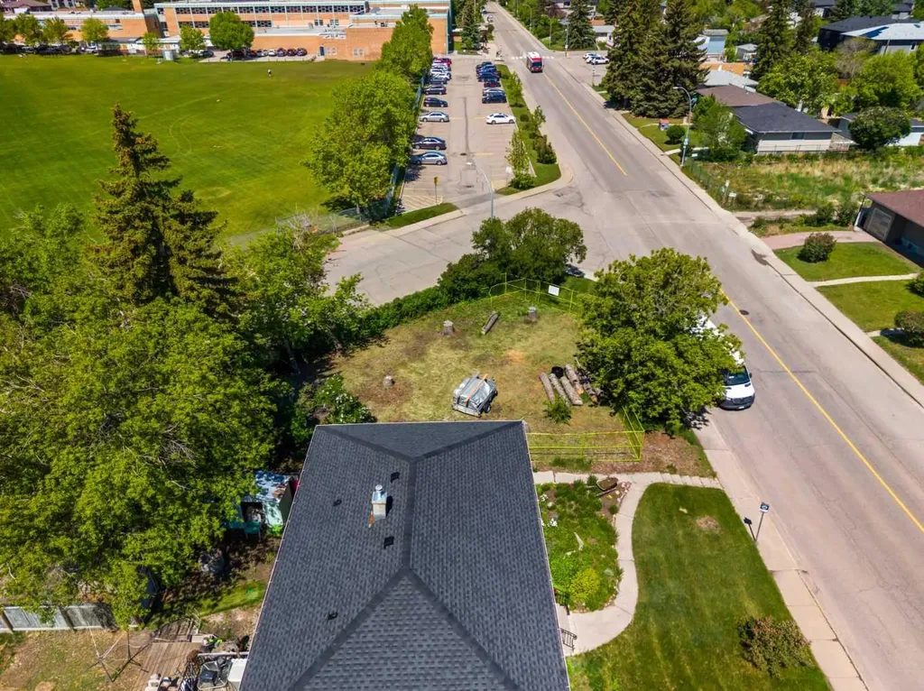 2747 Morley Trail NW Calgary AB T2M 4G7