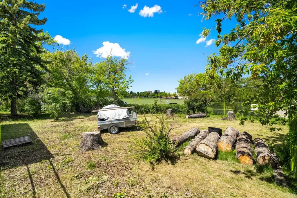 2747 Morley Trail NW Calgary AB T2M 4G7