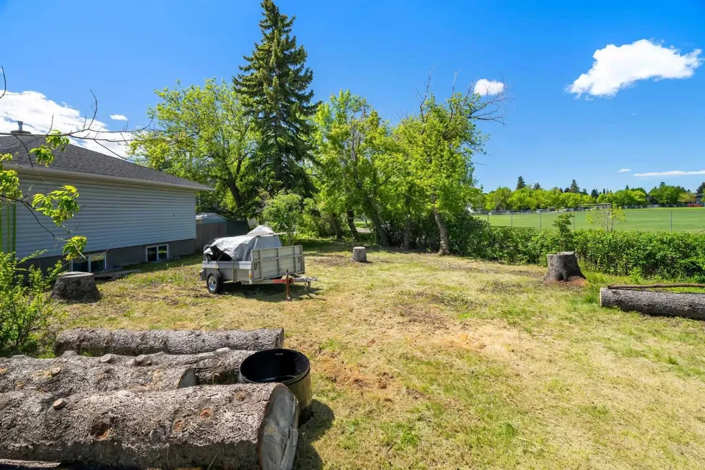 2747 Morley Trail NW Calgary AB T2M 4G7