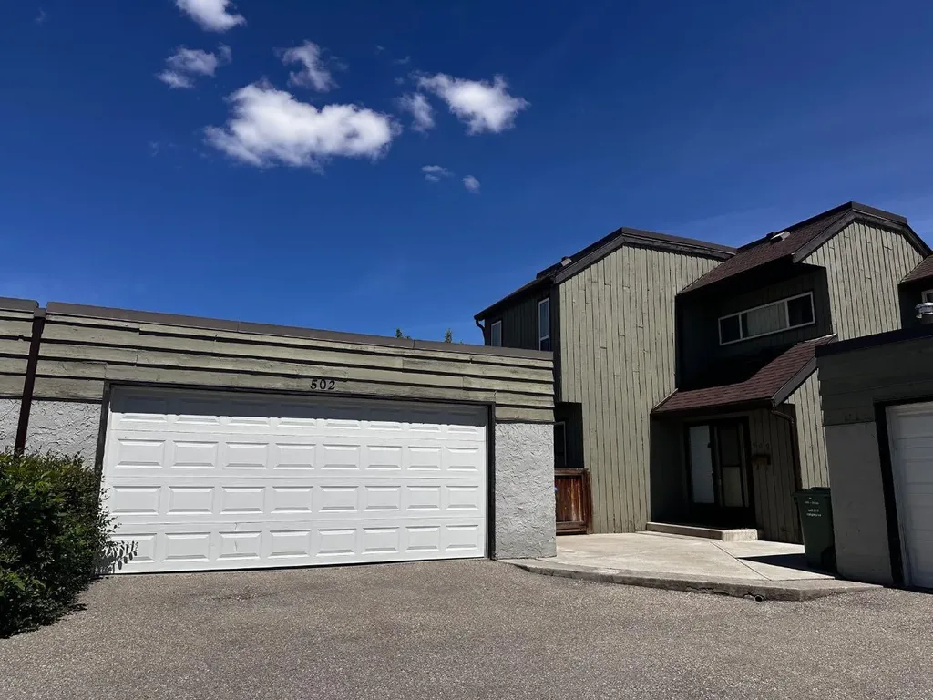 5660 23 Avenue NE Calgary AB T1Y 4R3