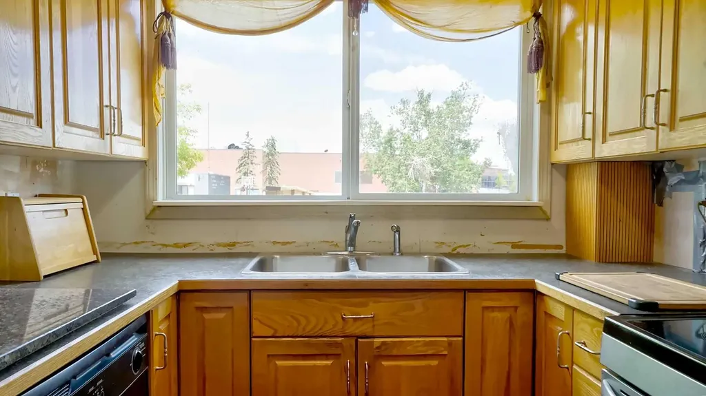 5660 23 Avenue NE Calgary AB T1Y 4R3