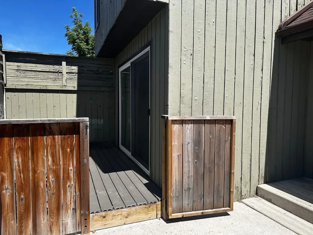 5660 23 Avenue NE Calgary AB T1Y 4R3