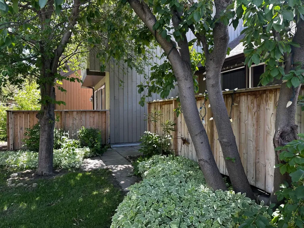 5660 23 Avenue NE Calgary AB T1Y 4R3