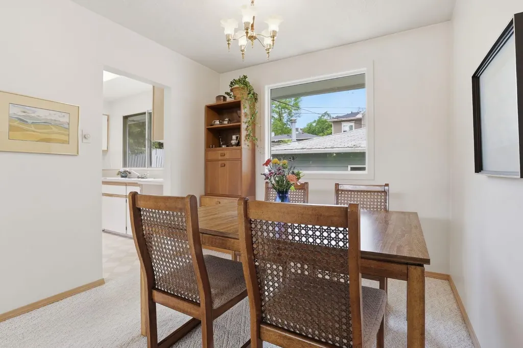 908 30 Avenue NW Calgary AB T2K 0A1