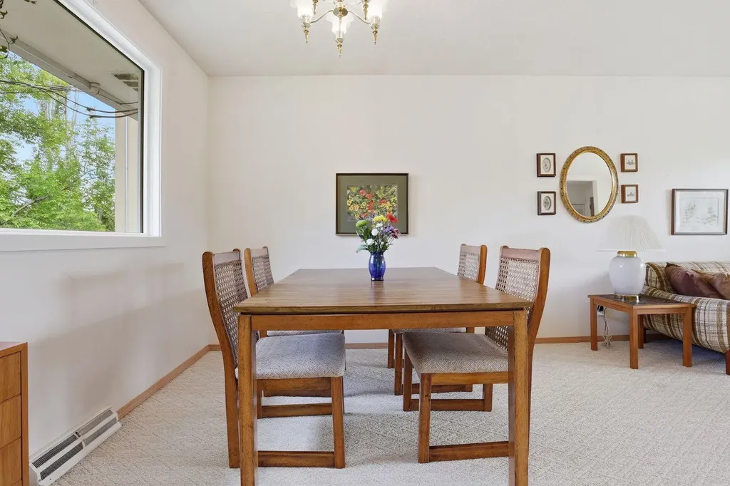 908 30 Avenue NW Calgary AB T2K 0A1