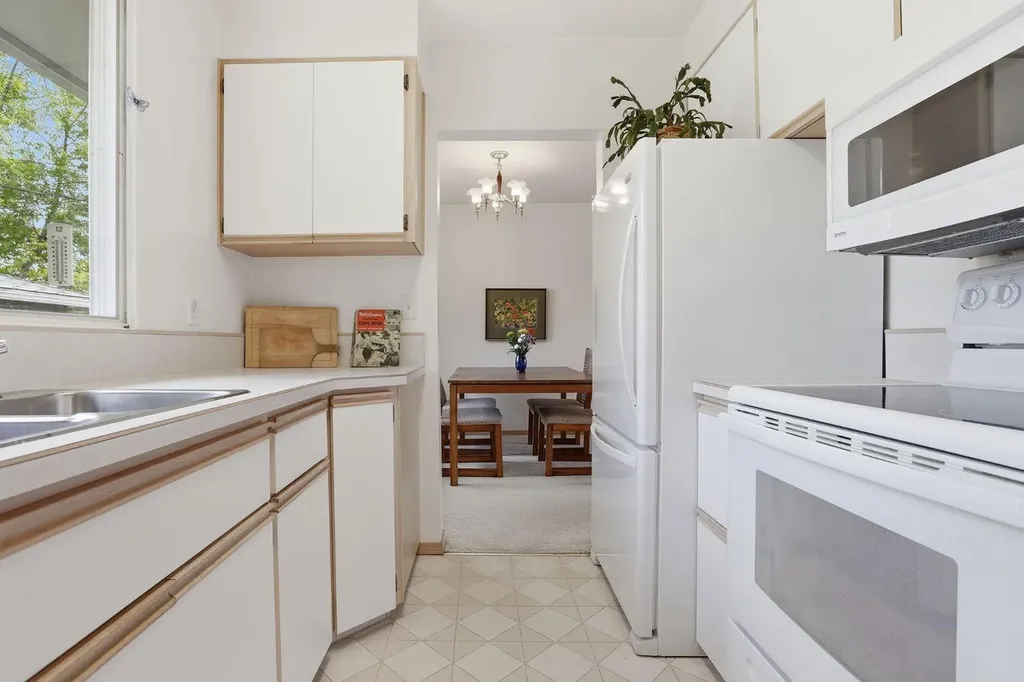 908 30 Avenue NW Calgary AB T2K 0A1