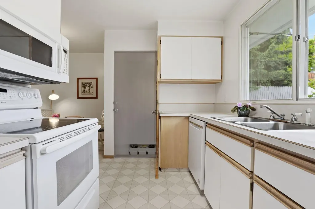 908 30 Avenue NW Calgary AB T2K 0A1
