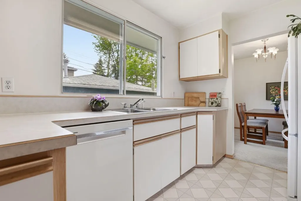 908 30 Avenue NW Calgary AB T2K 0A1