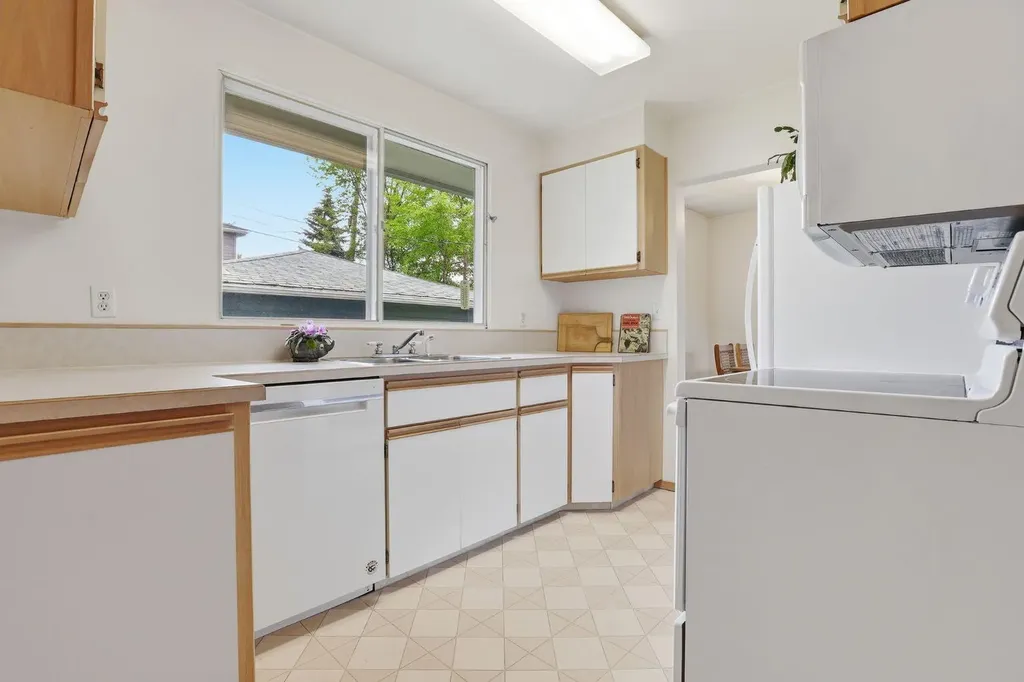 908 30 Avenue NW Calgary AB T2K 0A1