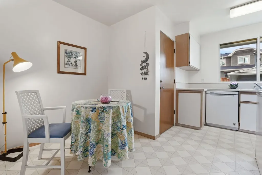 908 30 Avenue NW Calgary AB T2K 0A1