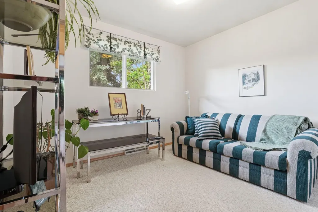 908 30 Avenue NW Calgary AB T2K 0A1