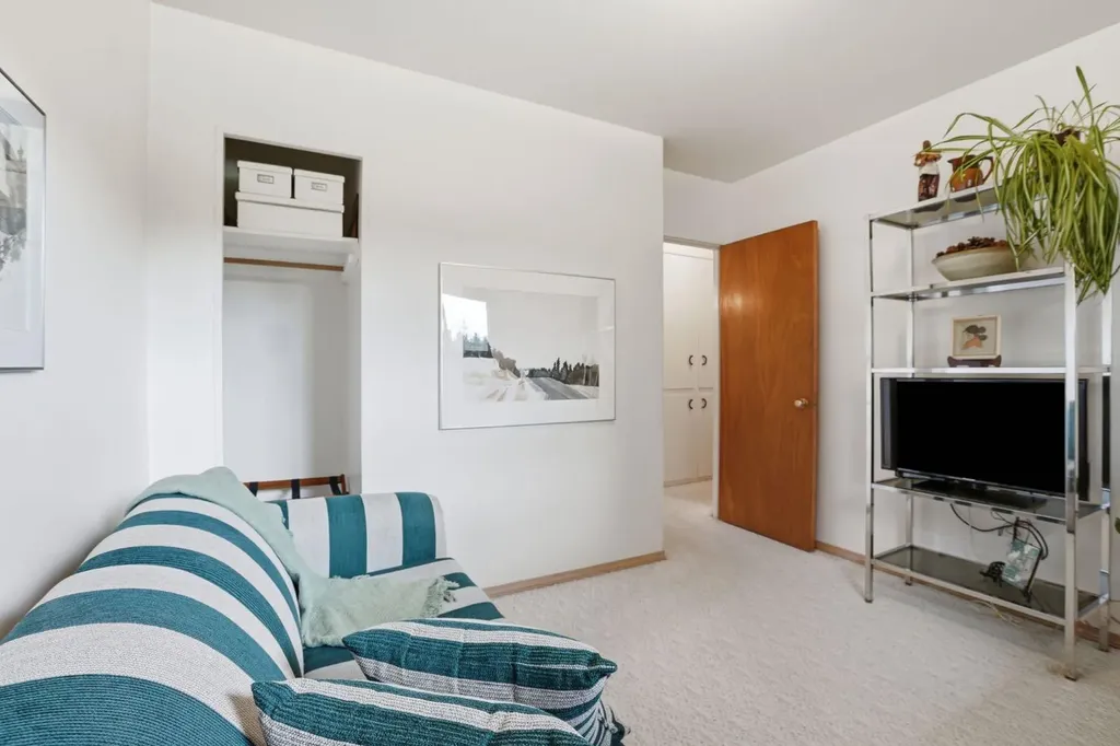 908 30 Avenue NW Calgary AB T2K 0A1