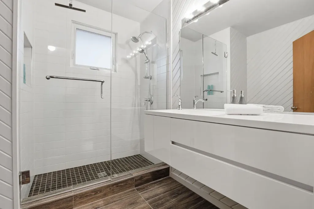 908 30 Avenue NW Calgary AB T2K 0A1