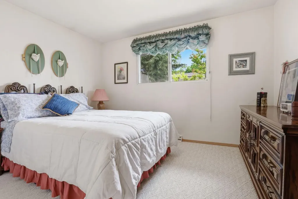 908 30 Avenue NW Calgary AB T2K 0A1