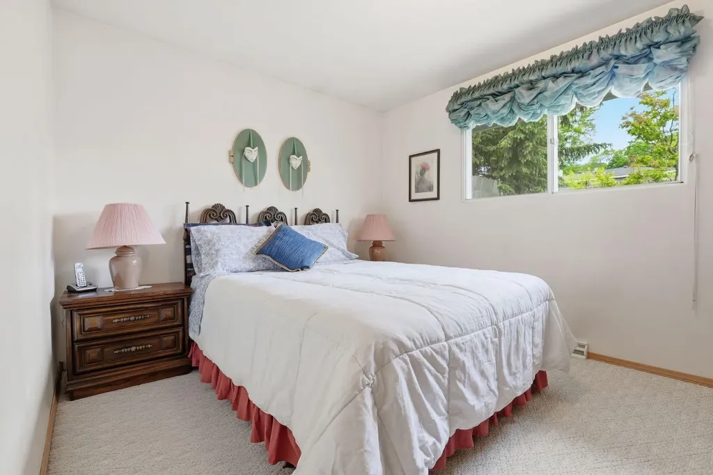 908 30 Avenue NW Calgary AB T2K 0A1