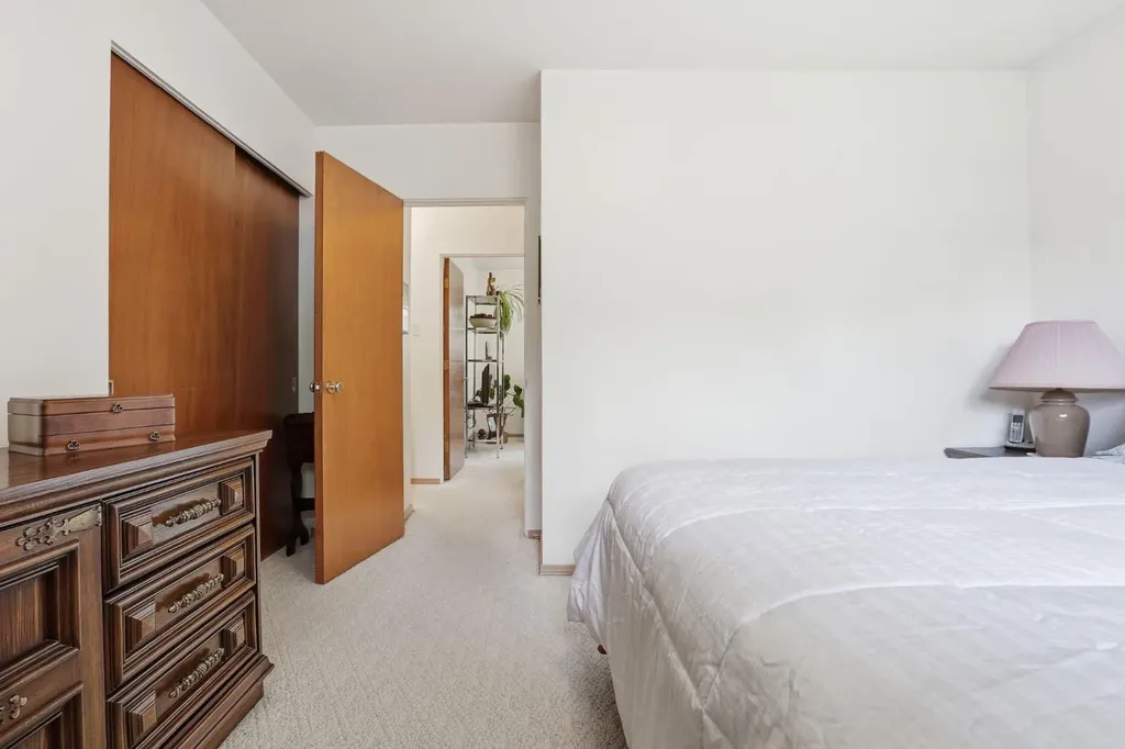 908 30 Avenue NW Calgary AB T2K 0A1