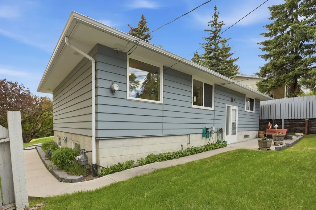 908 30 Avenue NW Calgary AB T2K 0A1