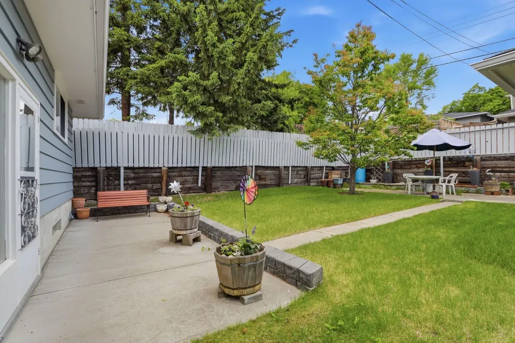 908 30 Avenue NW Calgary AB T2K 0A1