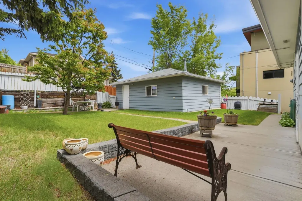 908 30 Avenue NW Calgary AB T2K 0A1