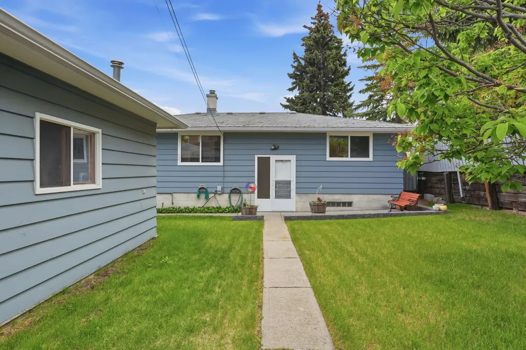 908 30 Avenue NW Calgary AB T2K 0A1