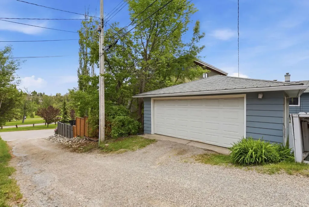 908 30 Avenue NW Calgary AB T2K 0A1