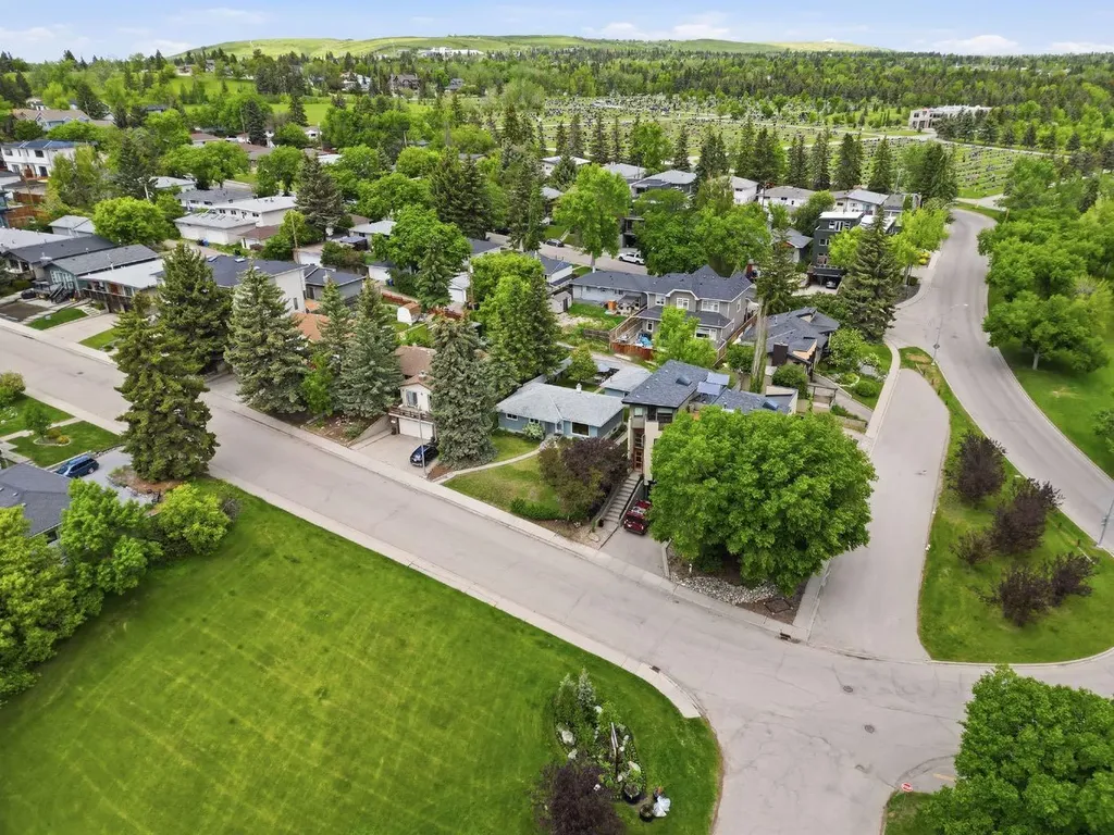 908 30 Avenue NW Calgary AB T2K 0A1