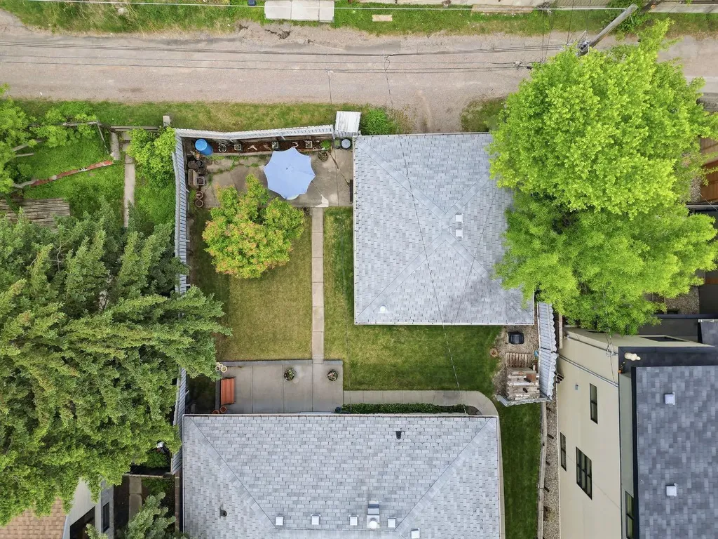 908 30 Avenue NW Calgary AB T2K 0A1