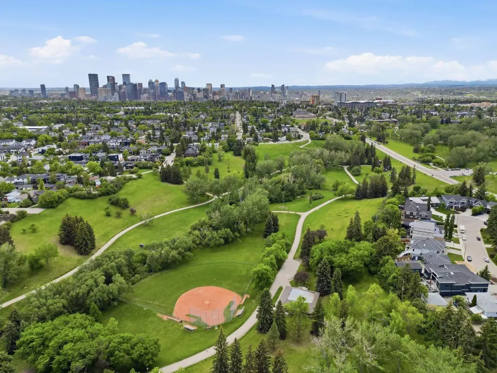908 30 Avenue NW Calgary AB T2K 0A1