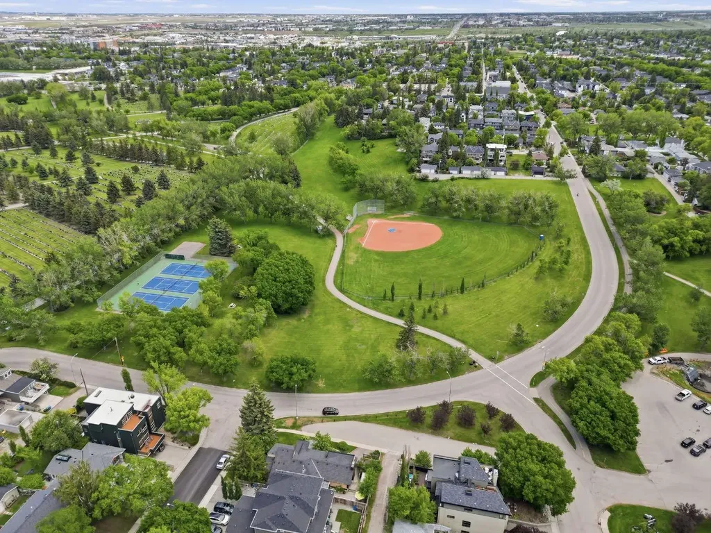 908 30 Avenue NW Calgary AB T2K 0A1