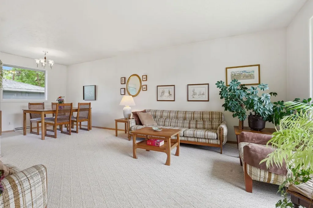 908 30 Avenue NW Calgary AB T2K 0A1
