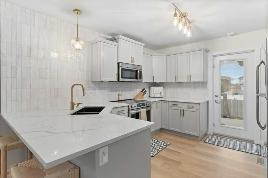 14 Village Crescent Red Deer AB T4R 0P3