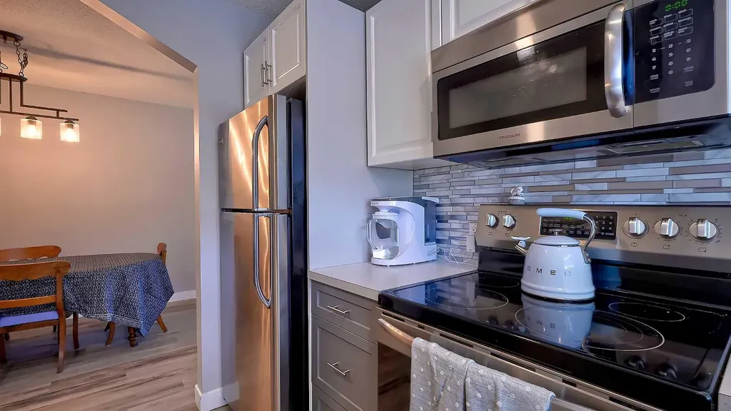 2037 50 Avenue SW Calgary AB T2T 2W4