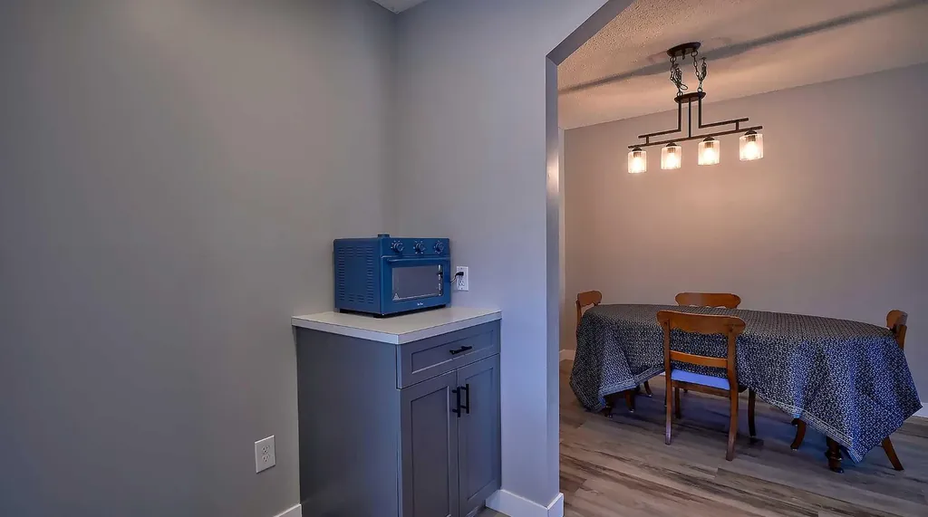 2037 50 Avenue SW Calgary AB T2T 2W4