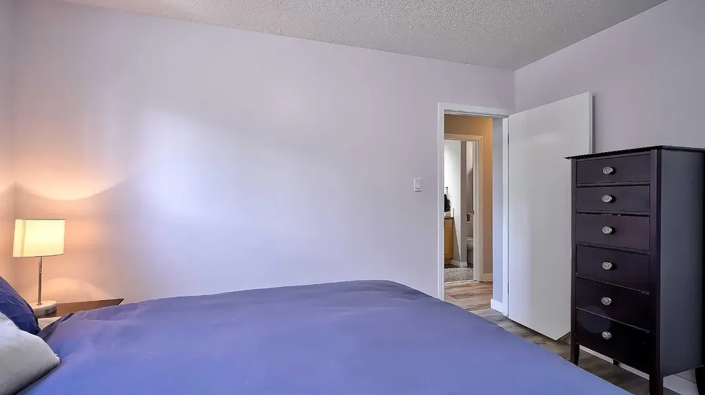 2037 50 Avenue SW Calgary AB T2T 2W4