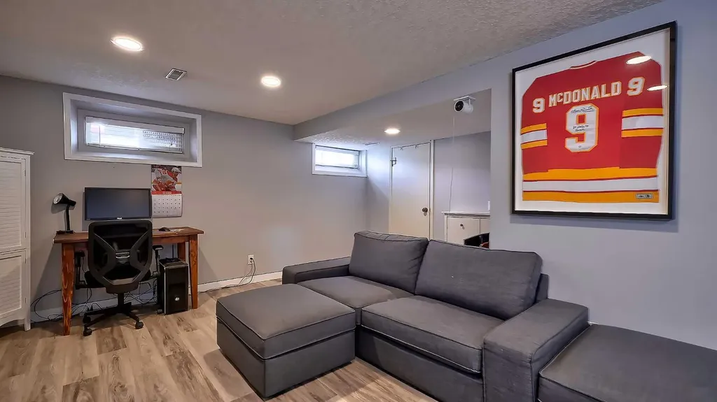2037 50 Avenue SW Calgary AB T2T 2W4