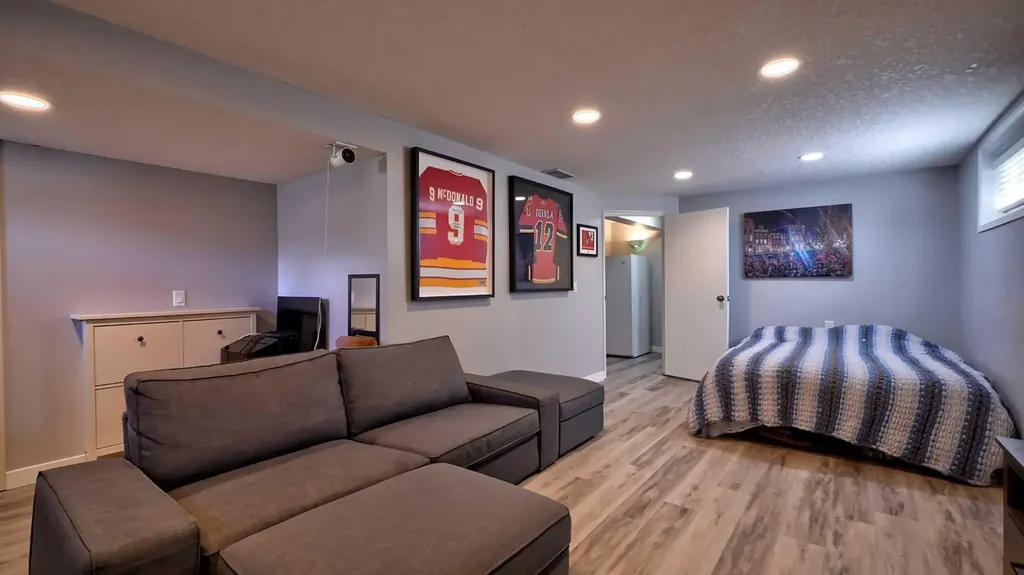 2037 50 Avenue SW Calgary AB T2T 2W4
