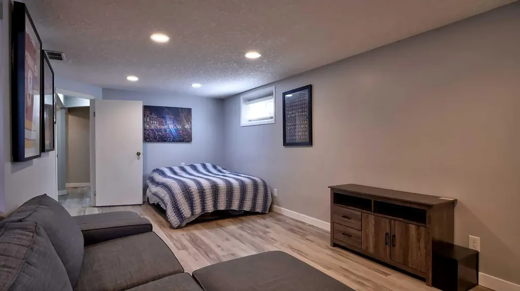 2037 50 Avenue SW Calgary AB T2T 2W4
