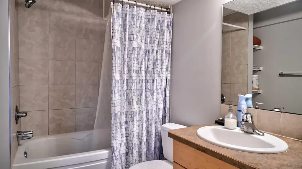 2037 50 Avenue SW Calgary AB T2T 2W4