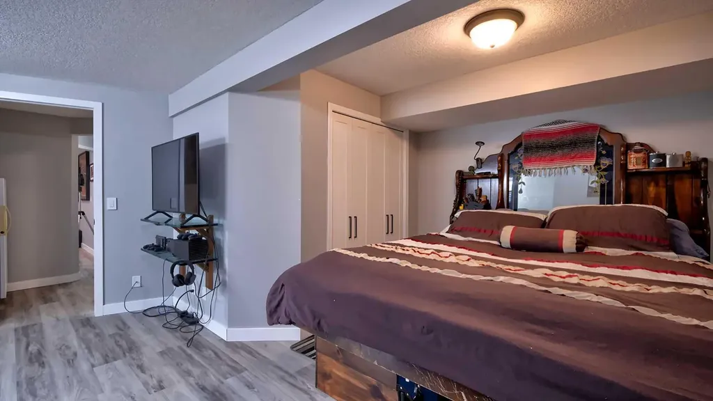 2037 50 Avenue SW Calgary AB T2T 2W4