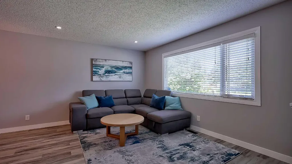 2037 50 Avenue SW Calgary AB T2T 2W4