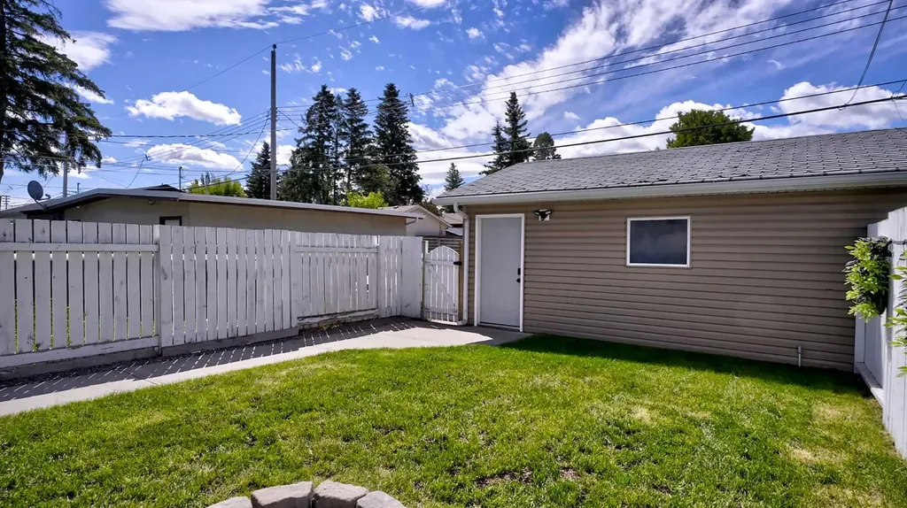 2037 50 Avenue SW Calgary AB T2T 2W4