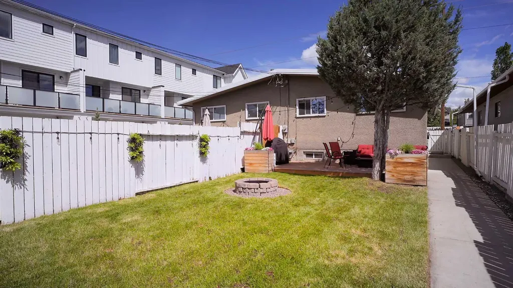 2037 50 Avenue SW Calgary AB T2T 2W4