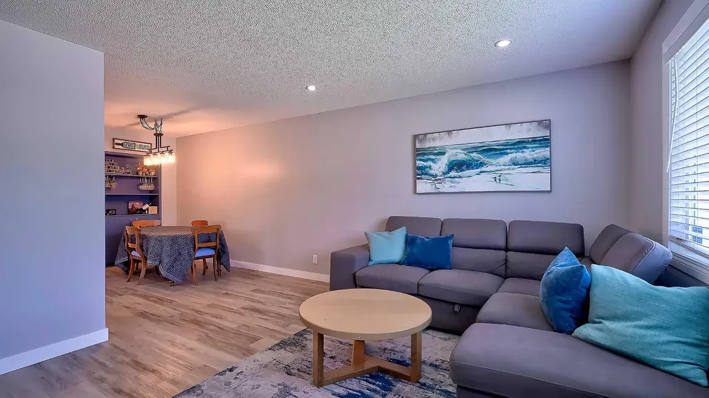 2037 50 Avenue SW Calgary AB T2T 2W4