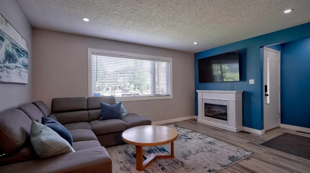 2037 50 Avenue SW Calgary AB T2T 2W4