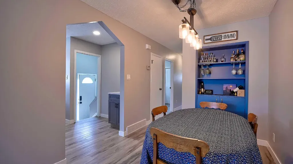 2037 50 Avenue SW Calgary AB T2T 2W4