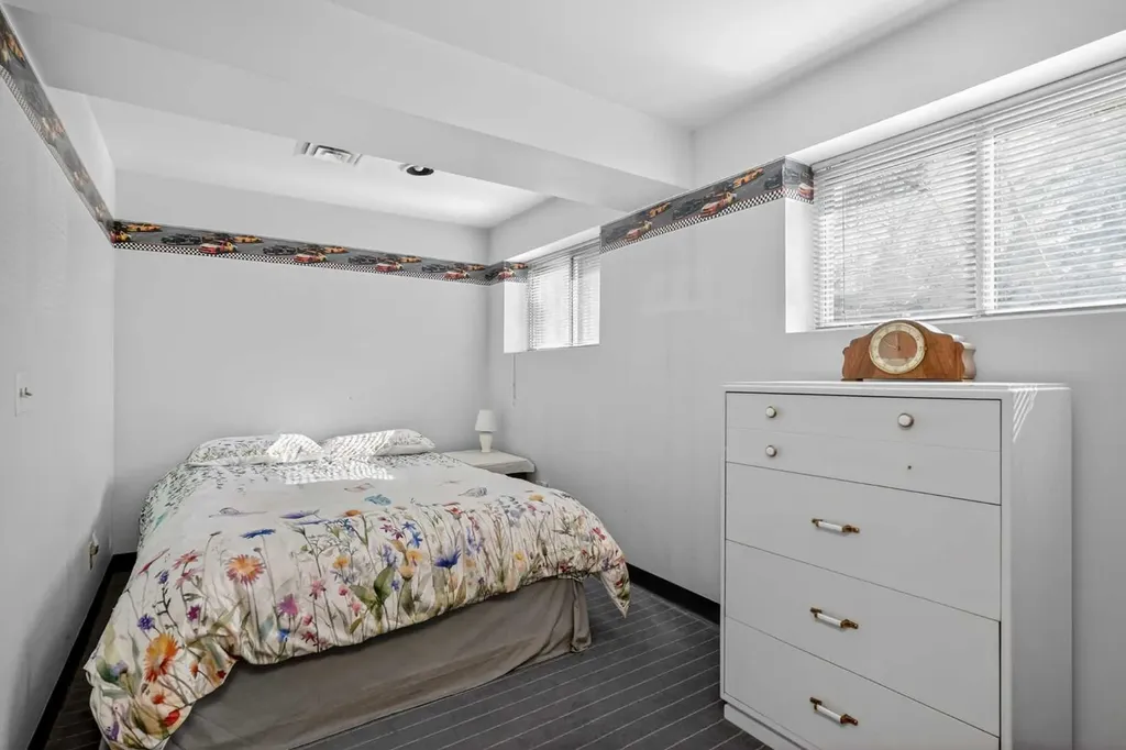 13 Taraglen Road NE Calgary AB T3J 2N7