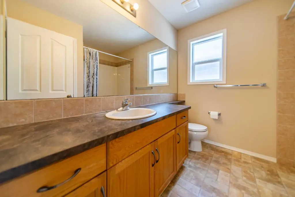 131 Everglen Rise SW Calgary AB T2Y4Z2