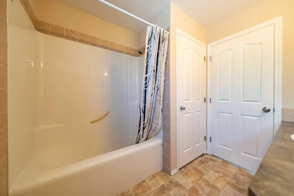 131 Everglen Rise SW Calgary AB T2Y4Z2